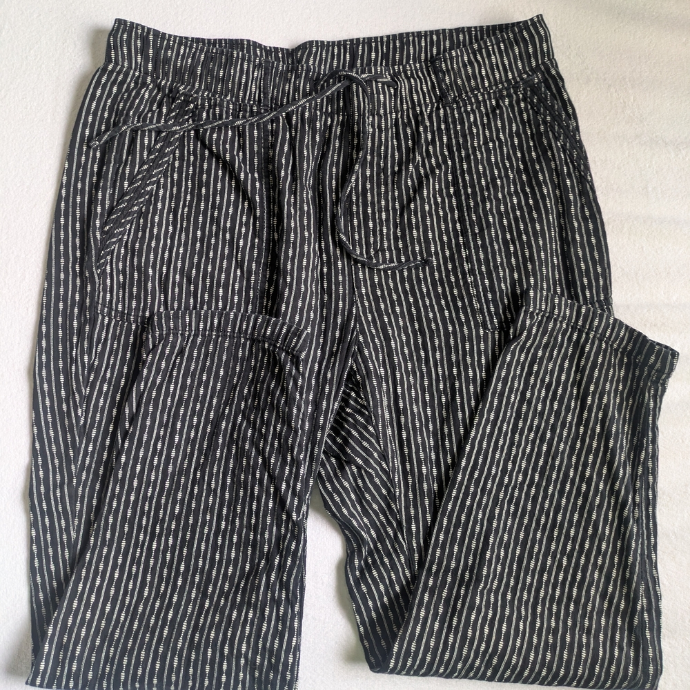 Old Navy Black and White Striped Ankle Pants
